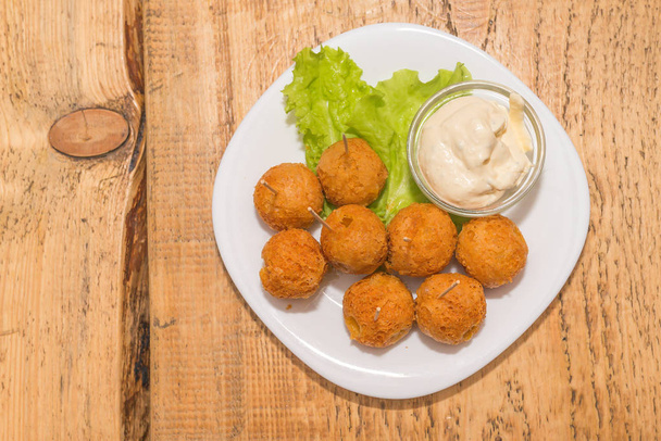 Cheese balls with sauce - Foto, afbeelding