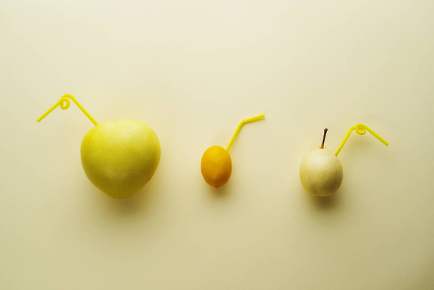 Груша, лимон и помело на желтом фоне. Вид сверху
. - Фото, изображение