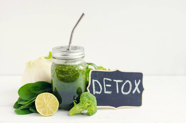 Zöld turmix-Hozzávalók egy befőttesüvegbe a Detox: spenót, édeskömény, lime és a brokkoli, fehér fa háttér. Fogyókúra tiszta eszik vegán fitness egészséges életmód fogalma. Másolja a hely. - Fotó, kép