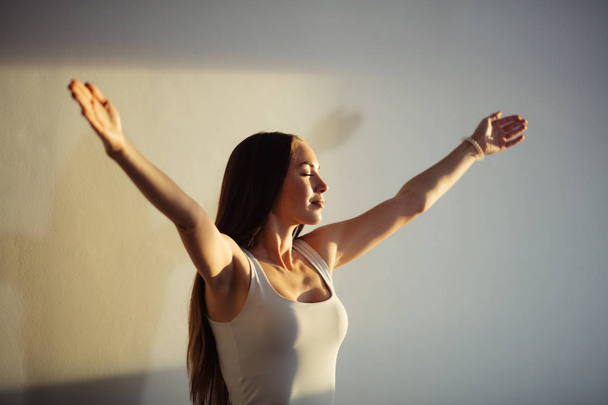 woman outstretching her arms - Fotó, kép