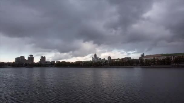 River in the city. Video. Timelapse. Cloudy weather in the city. Gloomy mood, do not want to get out of the house - Footage, Video