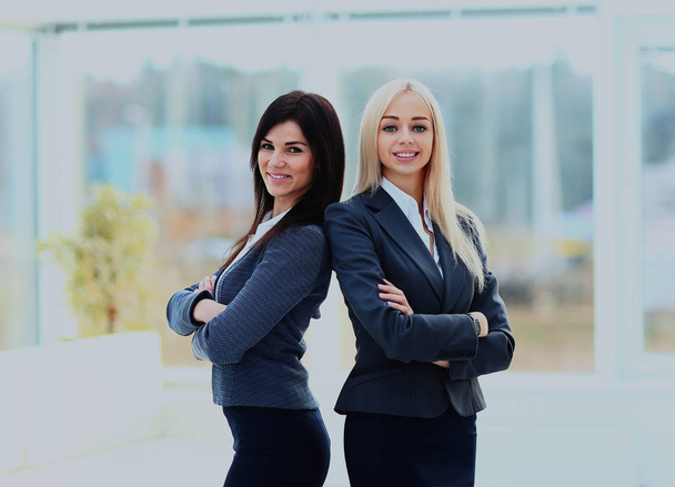Zwei Geschäftsfrauen im Bürogebäude. - Foto, Bild