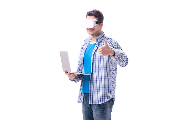 Νεαρός με γυαλιά εικονικής πραγματικότητας VR - Φωτογραφία, εικόνα