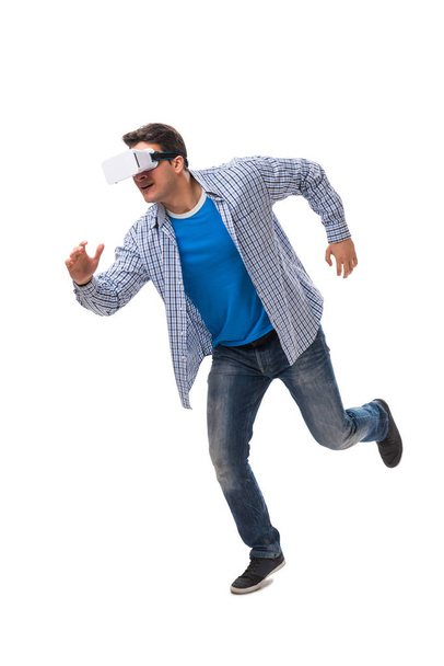 Młody człowiek w okularach VR wirtualnej rzeczywistości - Zdjęcie, obraz