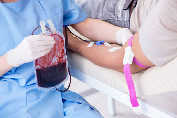 Patiënten die bloedtransfusie krijgen in een ziekenhuiskliniek - Foto, afbeelding