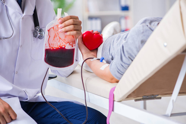 Paciente recibiendo transfusión de sangre en clínica hospitalaria - Foto, Imagen