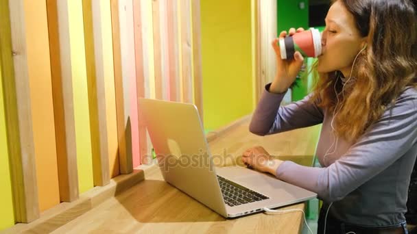 Dívka se mluví o Skype nebo video, pití kávy, rozloučení a odesílání vzduchu polibek, 4k. - Záběry, video