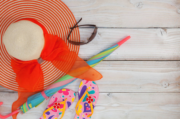 güneş gözlüğü ve beyaz tahta üzerinde şemsiye ile plaj ayakkabı  - Fotoğraf, Görsel