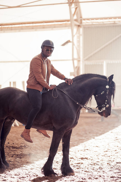 man riding brown horse on countryside - Valokuva, kuva