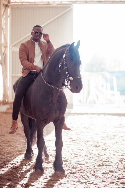 man riding brown horse on countryside - Фото, зображення