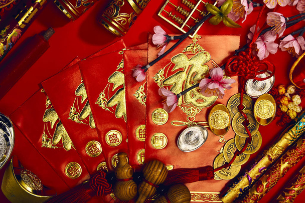 Decoraciones de año nuevo chino en el fondo de papel rojo, imagen de espacio de texto, vista superior, plano poner chino nuevo año
 - Foto, Imagen