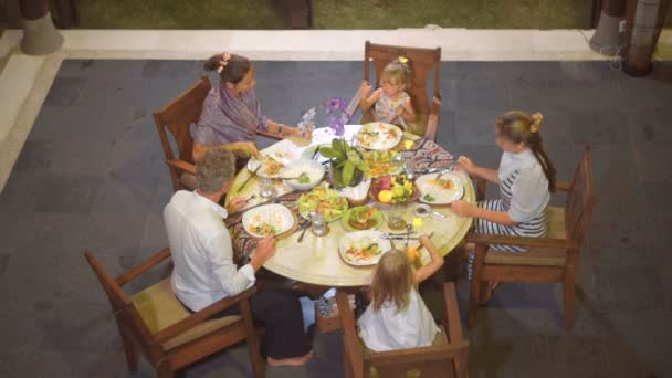 Rodina večeří spolu - Záběry, video