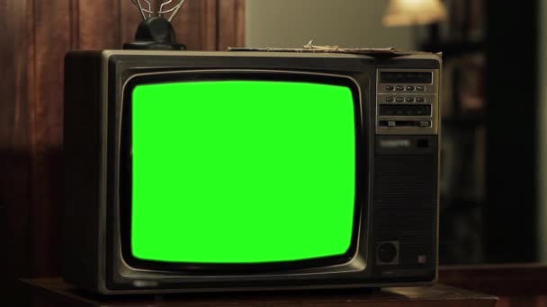 80er Jahre Fernseher mit grünem Bildschirm. bereit, Green Screen durch beliebiges Filmmaterial oder Bild zu ersetzen.  - Filmmaterial, Video