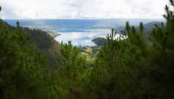 Landschap uitzicht over Toba meer, eiland Sumatra, Indonesië - Foto, afbeelding
