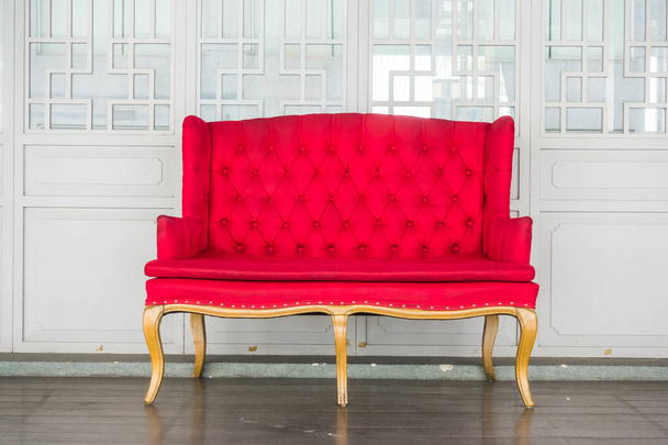 Vermelho vintage sofá decoração interior
 - Foto, Imagem