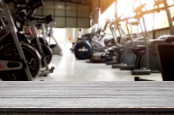 Mesa de madeira no fundo borrado de fitness ginásio interior de mo
 - Foto, Imagem