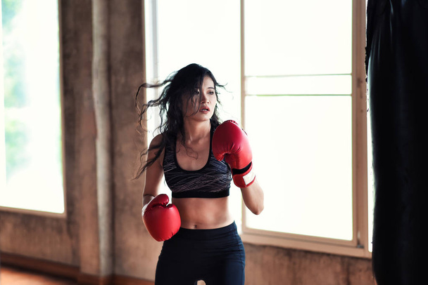 σέξι κορίτσι της Ασίας punching τσάντα πυγμαχία - Φωτογραφία, εικόνα