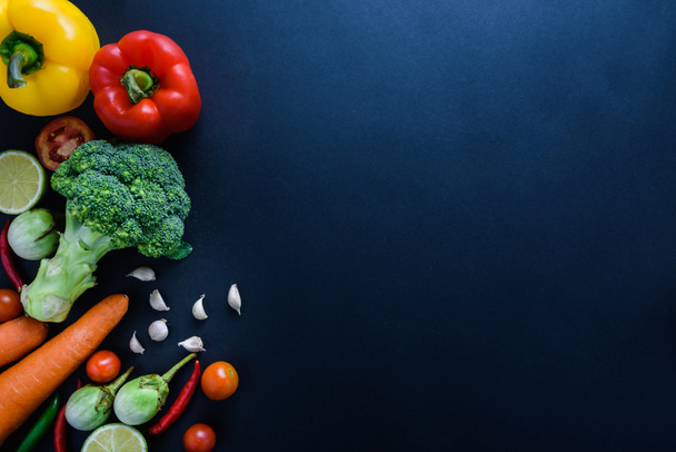 Healthy food concept of fresh organic vegetables and wooden desk - Fotoğraf, Görsel
