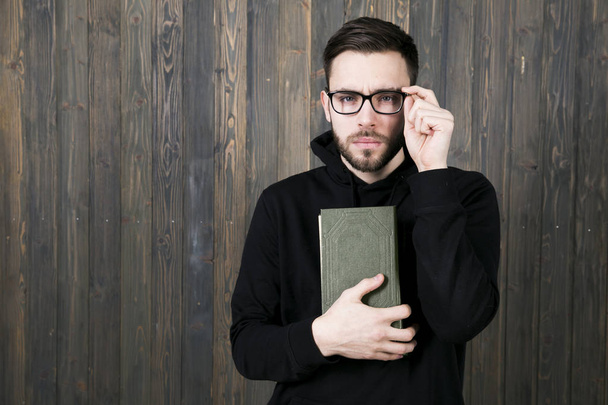 attraktiver junger Mann mit kleinem Bart in Brille und schwarz  - Foto, Bild