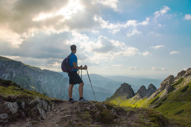 man wandelaar op top van de berg - Foto, afbeelding