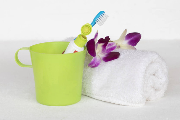 spazzolino da denti dentifricio per auto salute cavità orale e asciugamano dei bambini su bianco
 - Foto, immagini