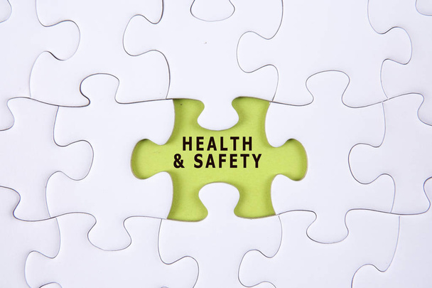 Έννοια της υγείας και της ασφάλειας: λείπει κομμάτι του παζλ σε λευκό φόντο - Φωτογραφία, εικόνα