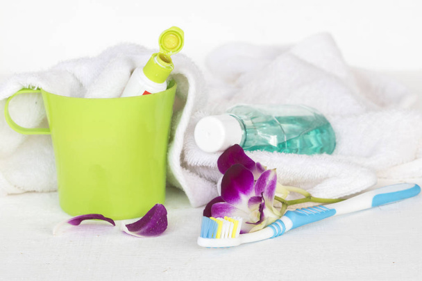 зубная щетка для полости рта автомобиля здоровья и полотенце на белом
 - Фото, изображение