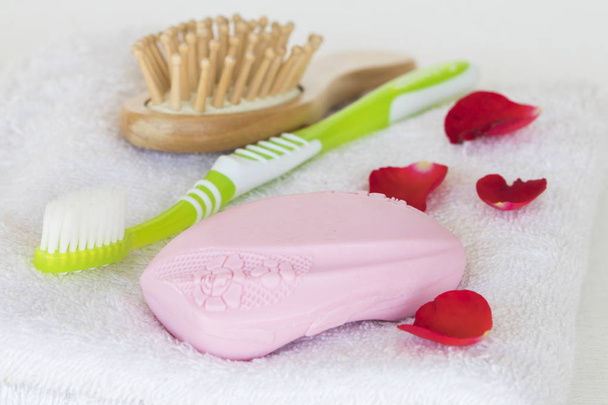 cepillo de dientes para la salud coche cavidad oral con jabón cuerpo piel y toalla en blanco
 - Foto, Imagen