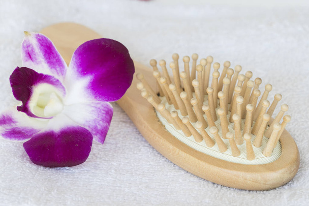 pente para cabelos com flor na toalha de banho
 - Foto, Imagem