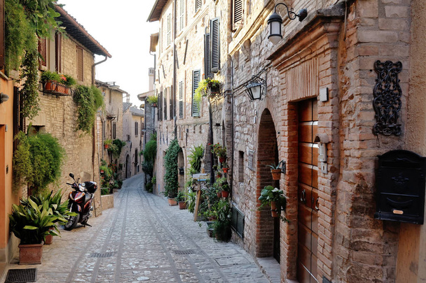Traditionele Italiaanse middeleeuwse historische alley van prachtige weinig  - Foto, afbeelding