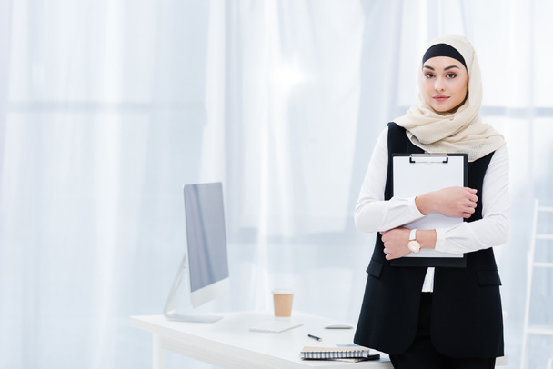 portret arabski bizneswoman z folderu w ręce w biurze - Zdjęcie, obraz