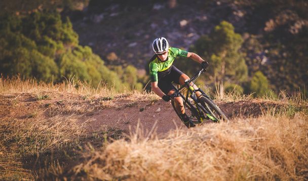 mountain biker speeding downhill  - Foto, Imagen
