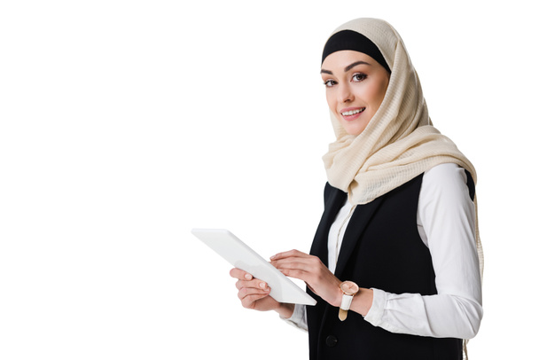 retrato de mulher de negócios sorridente em hijab com tablet isolado em branco
 - Foto, Imagem