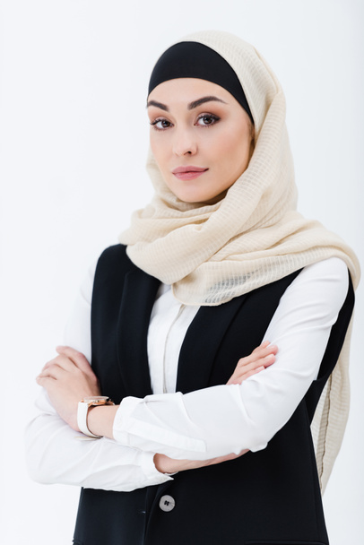 portrait of muslim businesswoman with arms crossed isolated on grey - Φωτογραφία, εικόνα