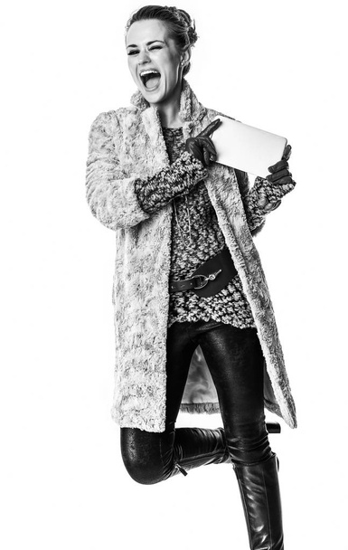 Talvijuttuja. Muotokuva hymyilevä trendikäs muoti-monger talvella takki eristetty valkoinen tabletin PC
 - Valokuva, kuva