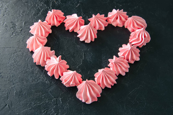 White chocolate strawberry truffles and pink meringue kisses on  - Foto, immagini