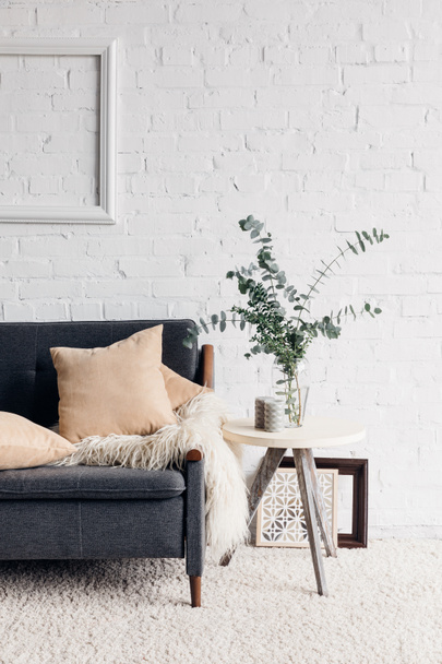 modern nappali belső hangulatos kanapén, és flower pot asztalon, makett koncepció - Fotó, kép
