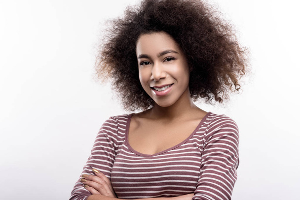 Curly-haired woman posing with her arms folded - Foto, Imagem