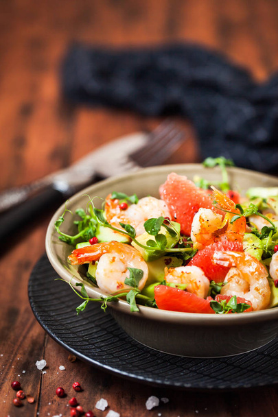 Vynikající svěží salát s krevetami, grapefruitové, avokádo, okurka - Fotografie, Obrázek