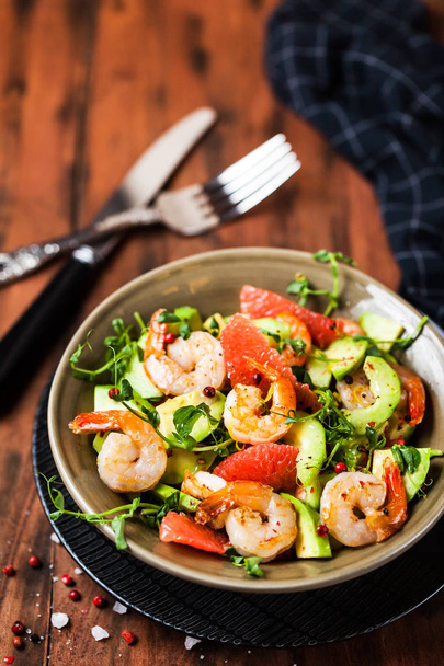 Délicieuse salade fraîche aux crevettes, pamplemousse, avocat, concombre
 - Photo, image