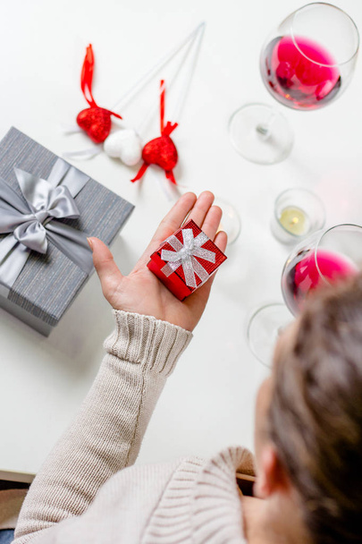 close-up of woman holding red gift box - Foto, afbeelding
