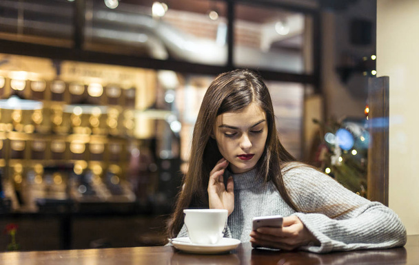 Girl Browse Smartphone in Cafe - Foto, imagen