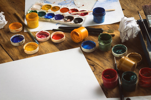 Χώρο εργασίας του καλλιτέχνη με ακρυλικά χρώματα, γκουάς και watercol - Φωτογραφία, εικόνα