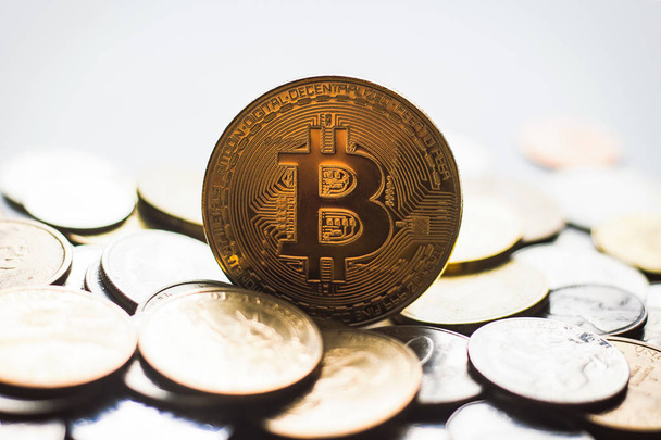 Το Bitcoin σε έναν σωρό των νομισμάτων από διαφορετικές χώρες γύρω από το w - Φωτογραφία, εικόνα