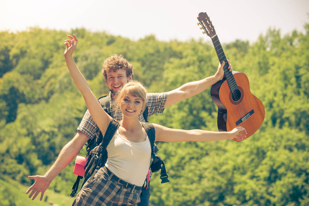 Happy tourist couple with guitar outdoor - Foto, imagen