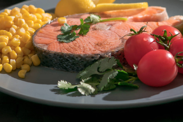 gesloten-up gegrilde vis zalm filet met verse groente, voedsel en plantaardige concept - Foto, afbeelding