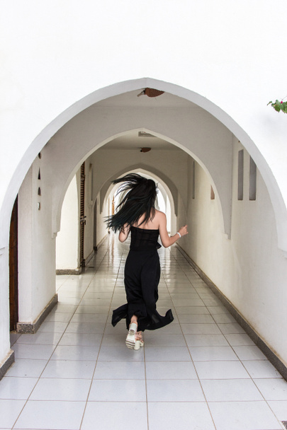 fiatal nő fut a folyosó hátulnézet  - Fotó, kép
