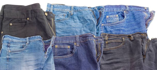 Verscheidene verschillende jeans op witte achtergrond - Foto, afbeelding