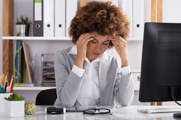 Portrait Of A Afro American Businesswoman Suffering From Headache In Office - Foto, Imagen