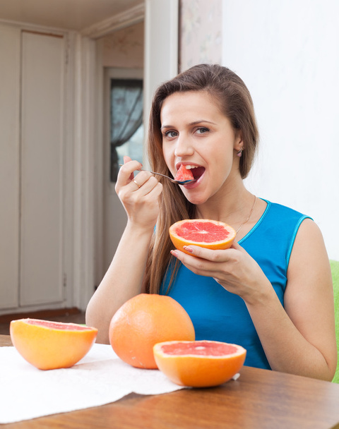 happy girl eating grapefruit - Valokuva, kuva